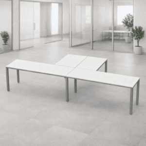 Mesas de oficina blancas en espacio moderno y minimalista, ideales para oficinas y áreas de trabajo.