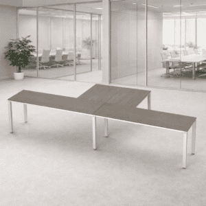 Mesa de oficina moderna y funcional en espacio de trabajo abierto.