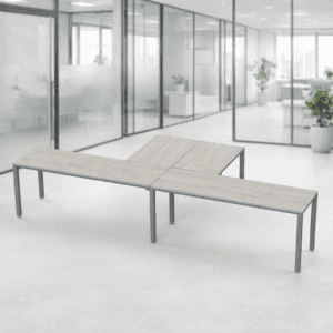 Mesas de oficina modernas en espacio de trabajo abierto, ideales para oficinas y áreas colaborativas.