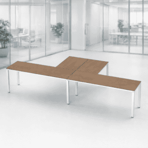 Mesa de oficina moderna y funcional en espacio de trabajo abierto.