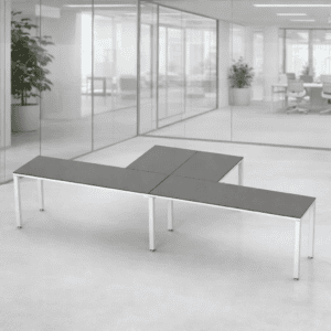 Mesas de oficina modernas y minimalistas en un espacio de trabajo elegante y luminoso.
