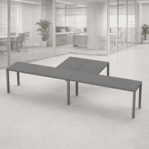 Mesa de oficina moderna y funcional en espacio corporativo.