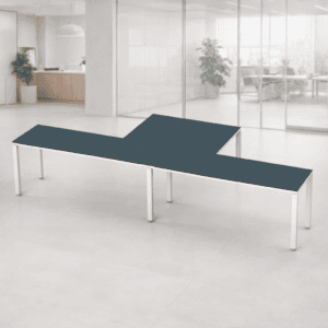 Mesa de oficina moderna y funcional en espacio de trabajo abierto.