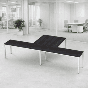 Mesa de oficina moderna y funcional en espacio de trabajo abierto.