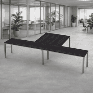 Mesa de oficina moderna y funcional en espacio de trabajo abierto.