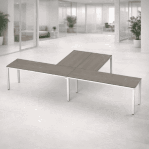Mesa de oficina moderna y funcional en espacio de trabajo abierto.