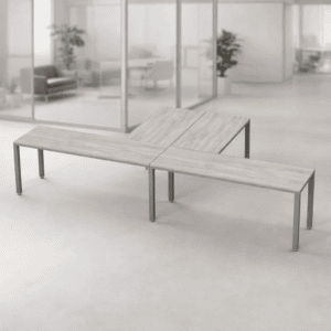 Mesa de oficina moderna y funcional en espacio corporativo.