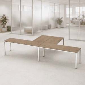 Mesa de oficina moderna y funcional en espacio de trabajo abierto.