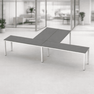 Mesa de oficina modular en espacio de trabajo moderno y luminoso.