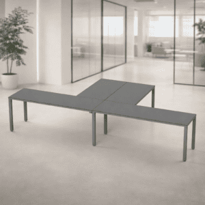 Mesa de oficina moderna y funcional en espacio corporativo.