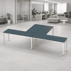 Mesa de oficina moderna y funcional en espacio abierto para trabajo colaborativo.