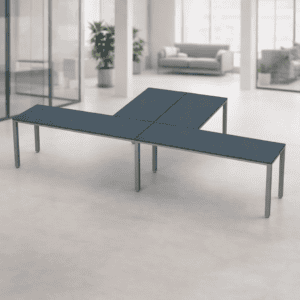 Mesa de oficina moderna y funcional en espacio abierto.