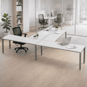 Escritorios de oficina modernos con sillas ergonómicas en espacio abierto.