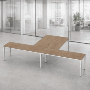 Mesa de oficina moderna y funcional en espacio de trabajo abierto.