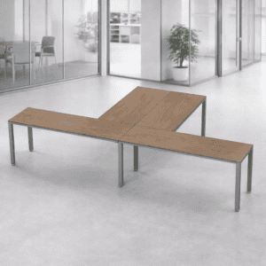 Mesa de oficina moderna y funcional en espacio de trabajo abierto.