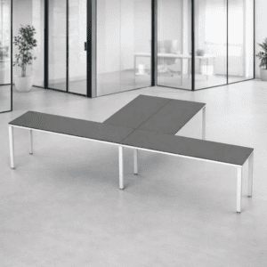 Mesa de oficina moderna en espacio de trabajo abierto, ideal para oficinas y salas de reuniones.