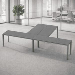 Mesa de oficina modular en espacio moderno y luminoso.