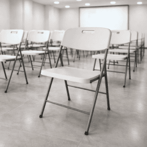 Sillas blancas para conferencias en sala de reuniones moderna y funcional.