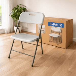 Silla plegable blanca para oficina y hogar, ideal para espacios pequeños y eventos. Diseño compacto.
