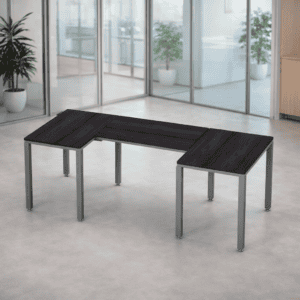 Mesa de oficina en forma de L con superficie de madera oscura y patas metálicas, ideal para espacios.