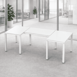Mesa de oficina blanca con diseño minimalista en oficina moderna.