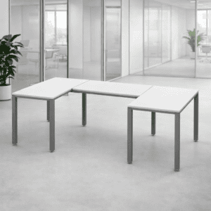 Mesa de oficina moderna y funcional en espacio de trabajo abierto.