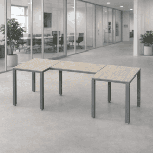 Mesa de oficina moderna y funcional en espacio corporativo.