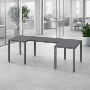 Mesa de oficina moderna y funcional en espacio de trabajo abierto.