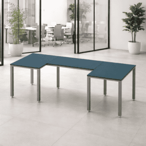 Mesa de oficina en forma de L con superficie azul y estructura metálica en espacio de trabajo modern.