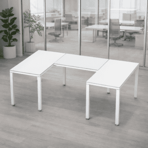 Mesa de oficina blanca y minimalista en oficina moderna con ambiente profesional.
