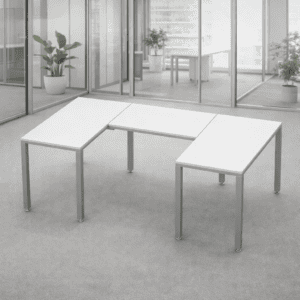 Mesa de oficina moderna en espacio de oficina con plantas y ventanas grandes.