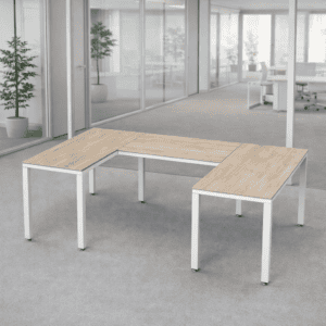 Mesa de oficina moderna y funcional en espacio de trabajo abierto.