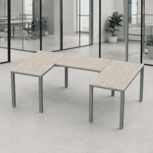 Mesas de oficina modulares en tonos claros, ideales para espacios de trabajo colaborativos y moderno.