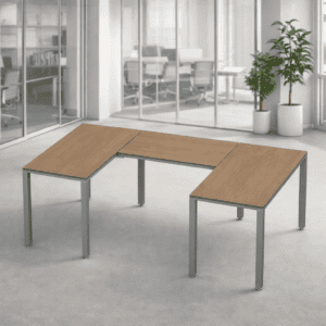 Mesa de oficina en forma de U para espacios de trabajo colaborativos.