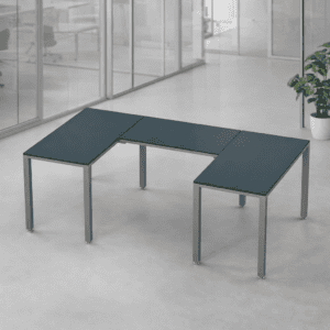 Mesa de oficina modular en espacio moderno y luminoso.