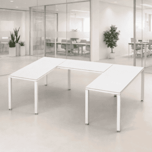Mesas de oficina blancas en espacio moderno y luminoso, ideal para áreas de trabajo colaborativo y o.