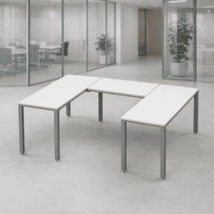 Mesa de oficina moderna y funcional en espacio de trabajo abierto.