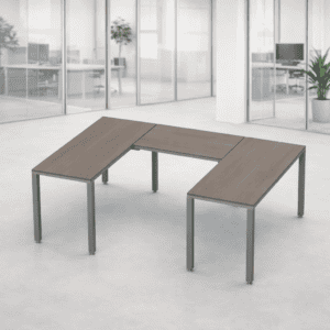Mesa de oficina en forma de U para espacios de trabajo colaborativos.