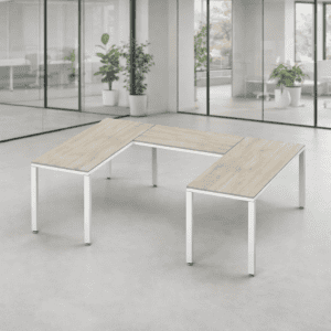 Mesa de oficina moderna y funcional en espacio de trabajo abierto con plantas naturales.