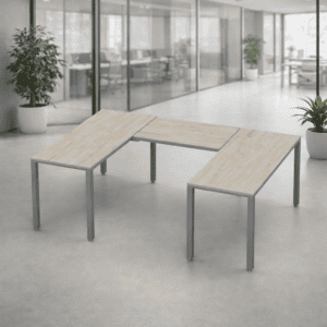 Mesa de oficina moderna y funcional en espacio de trabajo abierto.