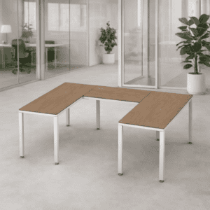 Mesas de oficina modulares con superficie de madera y estructura metálica en espacio de oficina cont.