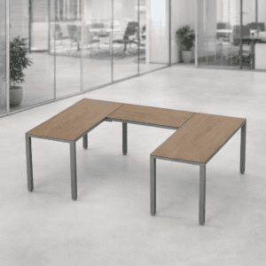 Mesa de oficina en forma de U con superficie de madera y estructura metálica para espacios de trabaj.
