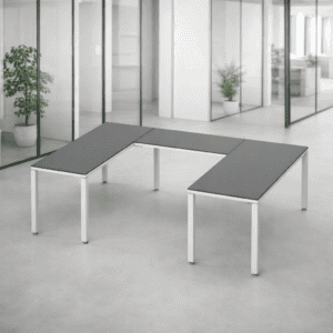Mesa de oficina en espacio de trabajo abierto con diseño moderno y funcional.