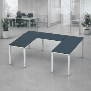 Mesas de oficina modulares en color gris para espacios de trabajo modernos y funcionales.