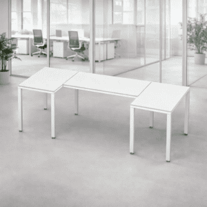 Mesa de oficina moderna y minimalista en espacio de trabajo abierto.