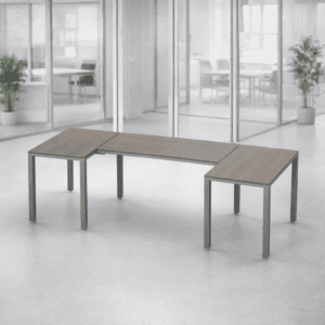 Mesa de oficina en forma de L con superficie de madera y estructura metálica, ideal para espacios la.