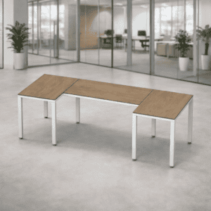 Mesa de oficina moderna y funcional en espacio de trabajo abierto.