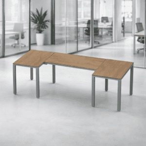 Mesa de oficina en espacio moderno y luminoso.