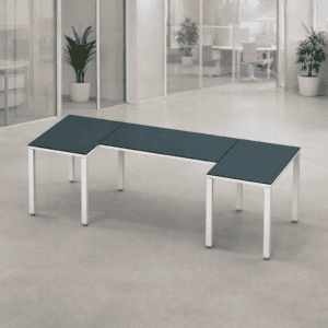 Mesa de oficina moderna y funcional en espacio de trabajo abierto.