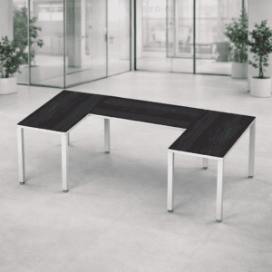Mesa de oficina moderna en espacio luminoso con plantas decorativas y ambiente profesional.